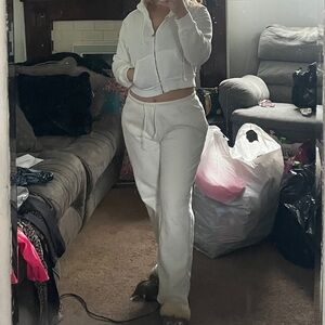 Women’s white two-piece sweatsuit set, likely featuring a cropped zip-up